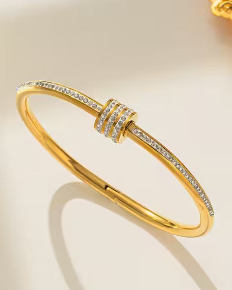 Diamond-Studded Yellow Gold Bracelet DN2114 - TUZZUT Qatar Online Shopping