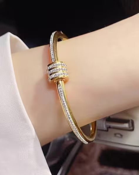 Diamond-Studded Yellow Gold Bracelet DN2114 Diamond-Studded Yellow Gold Bracelet DN2114