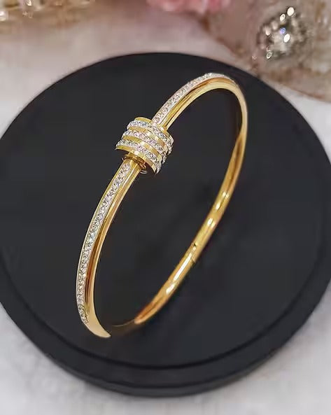 Diamond-Studded Yellow Gold Bracelet DN2114 - TUZZUT Qatar Online Shopping