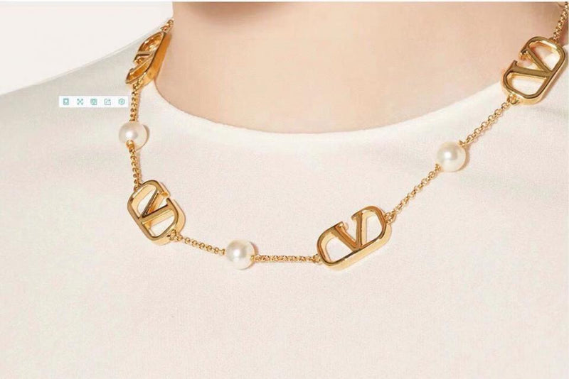 Garavani Signature Pearl Necklace V626 - TUZZUT Qatar Online Shopping