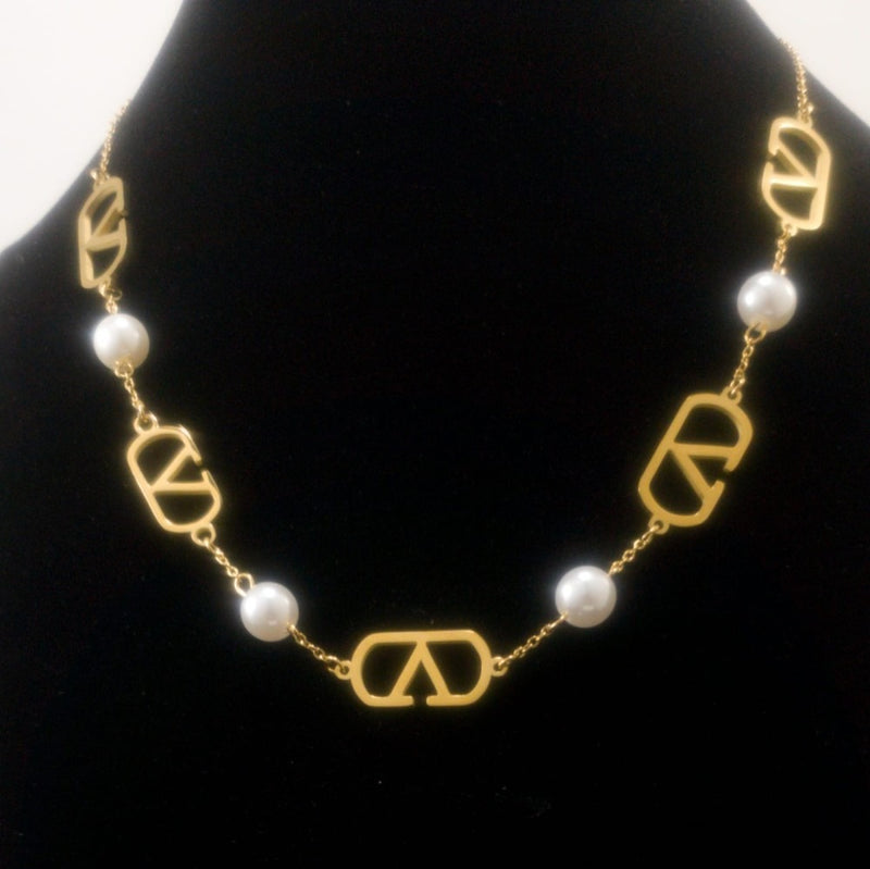 Garavani Signature Pearl Necklace V626 - TUZZUT Qatar Online Shopping