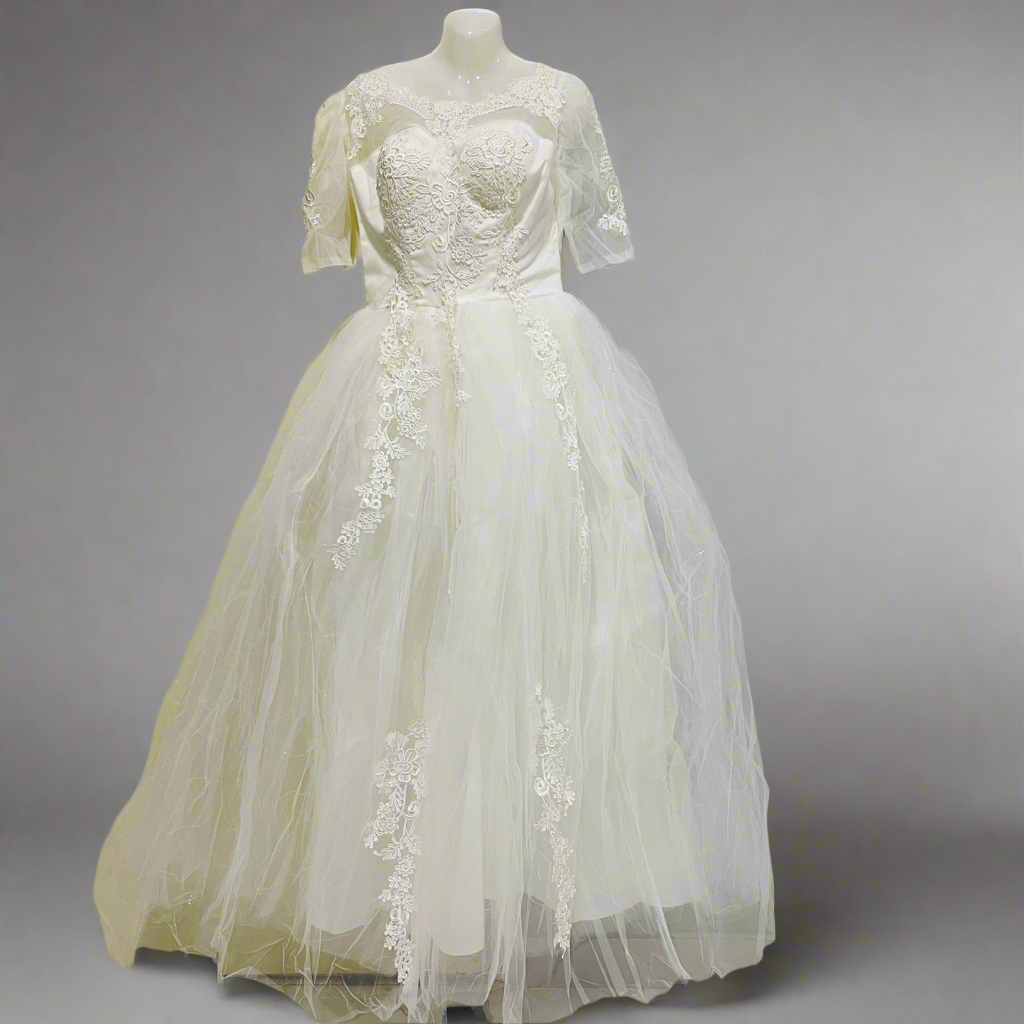 Brides Ball Gowns Lace Embroidery Half Sleeve Fashion Classic V Neck Wedding Dresses S47435 Brides Ball Gowns Lace Embroidery Half Sleeve Fashion Classic V Neck Wedding Dresses S47435