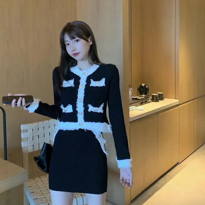 Autumn New Contrast Round Neck Single Row Metal Button Knitted Cardigan with Metal Button Elastic Waist Half Skirt Set X4126012 Autumn New Contrast Round Neck Single Row Metal Button Knitted Cardigan with Metal Button Elastic Waist Half Skirt Set X4126012