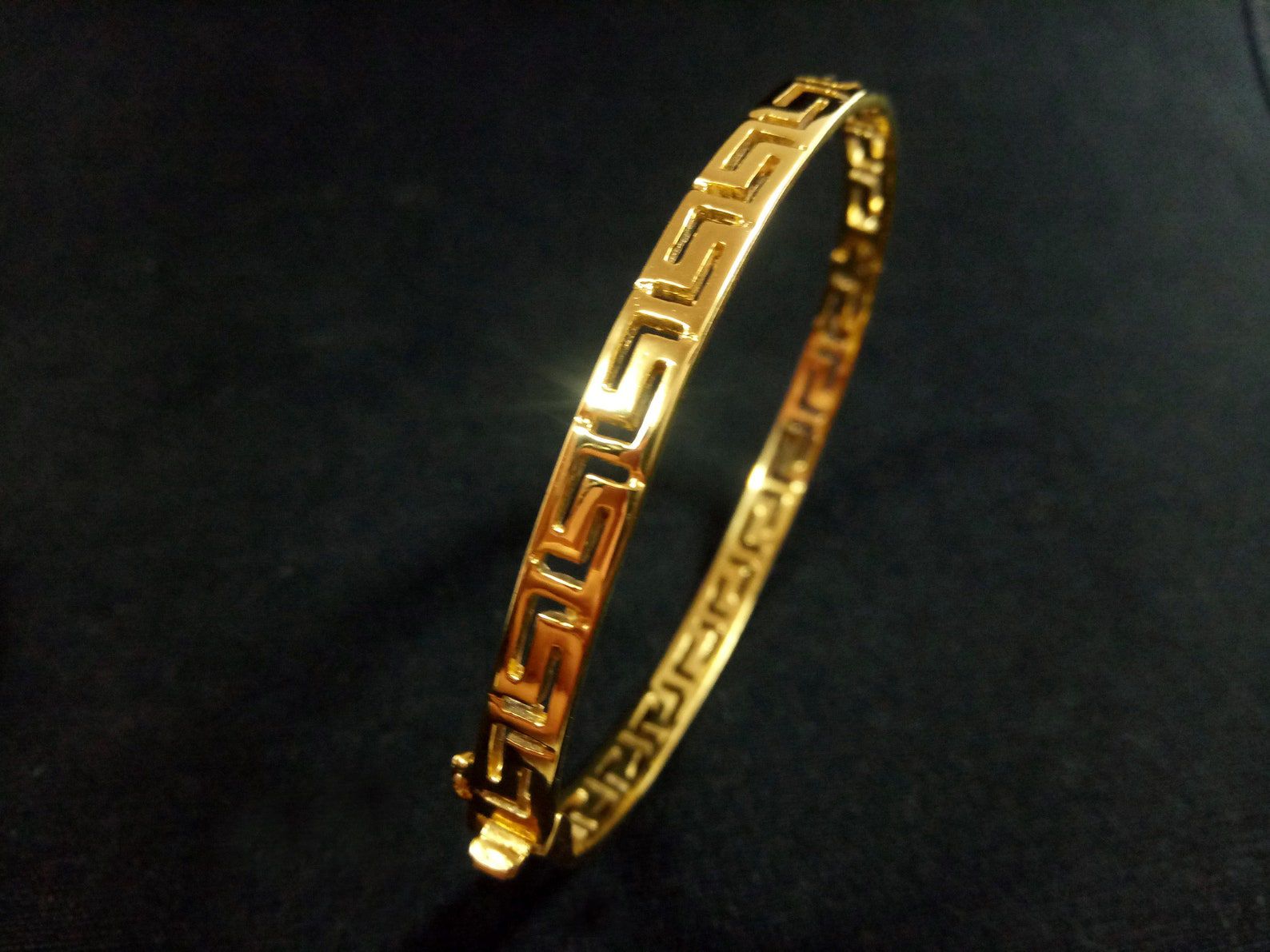 Solid Bangle Cuff Bracelet B-7470 Solid Bangle Cuff Bracelet B-7470
