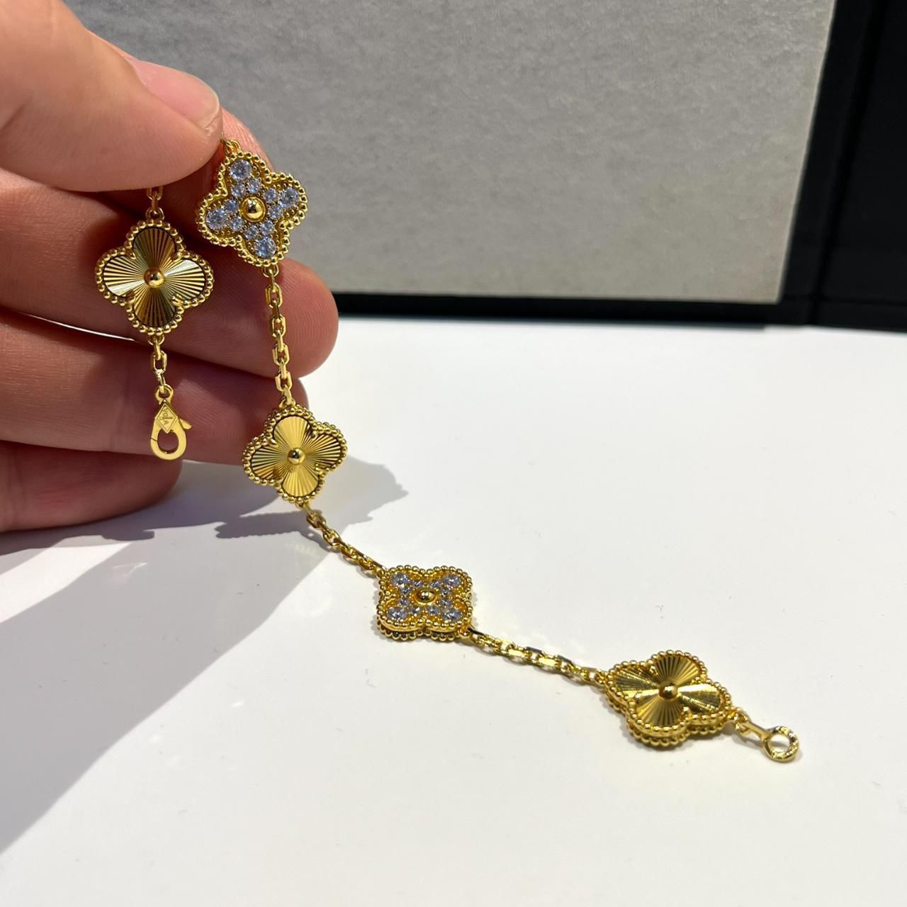 Womens Bracelet Gold Diamond V5214 Womens Bracelet Gold Diamond V5214