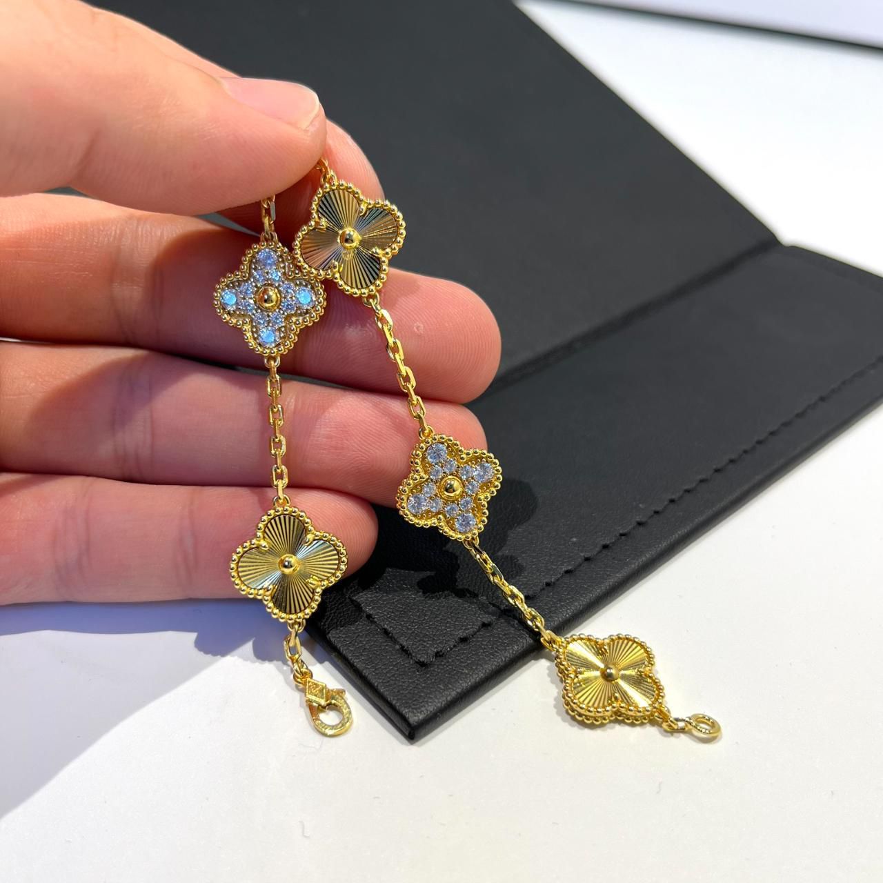 Womens Bracelet Gold Diamond V5214 Womens Bracelet Gold Diamond V5214
