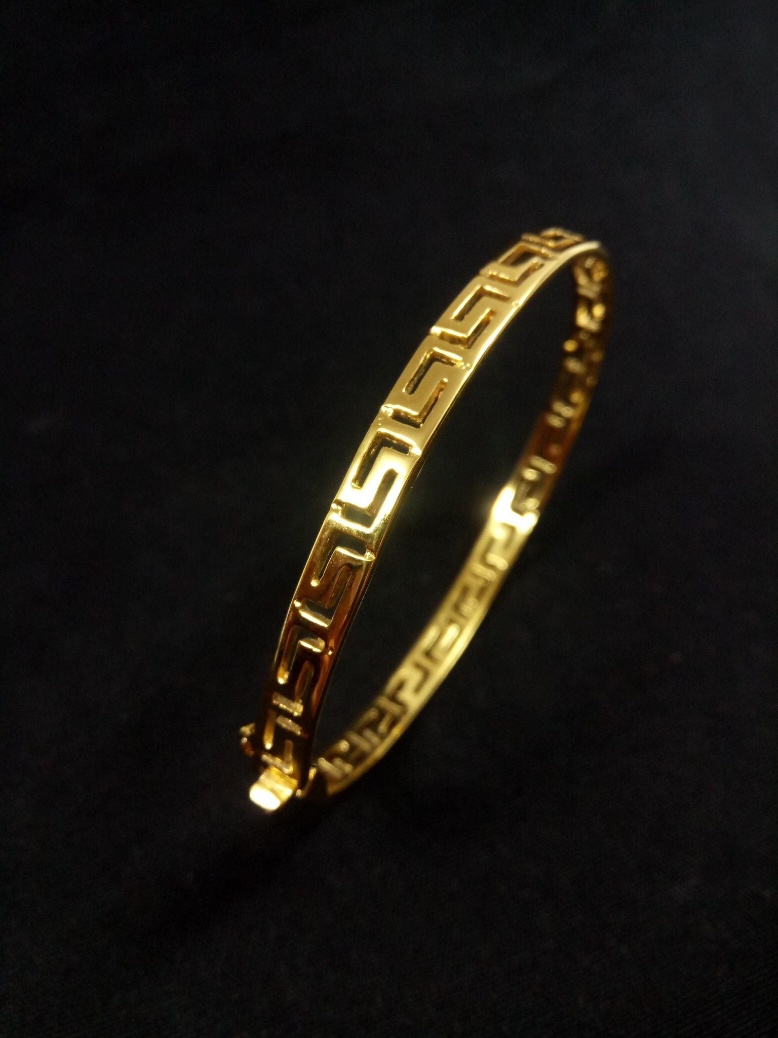 Solid Bangle Cuff Bracelet B-7470 Solid Bangle Cuff Bracelet B-7470