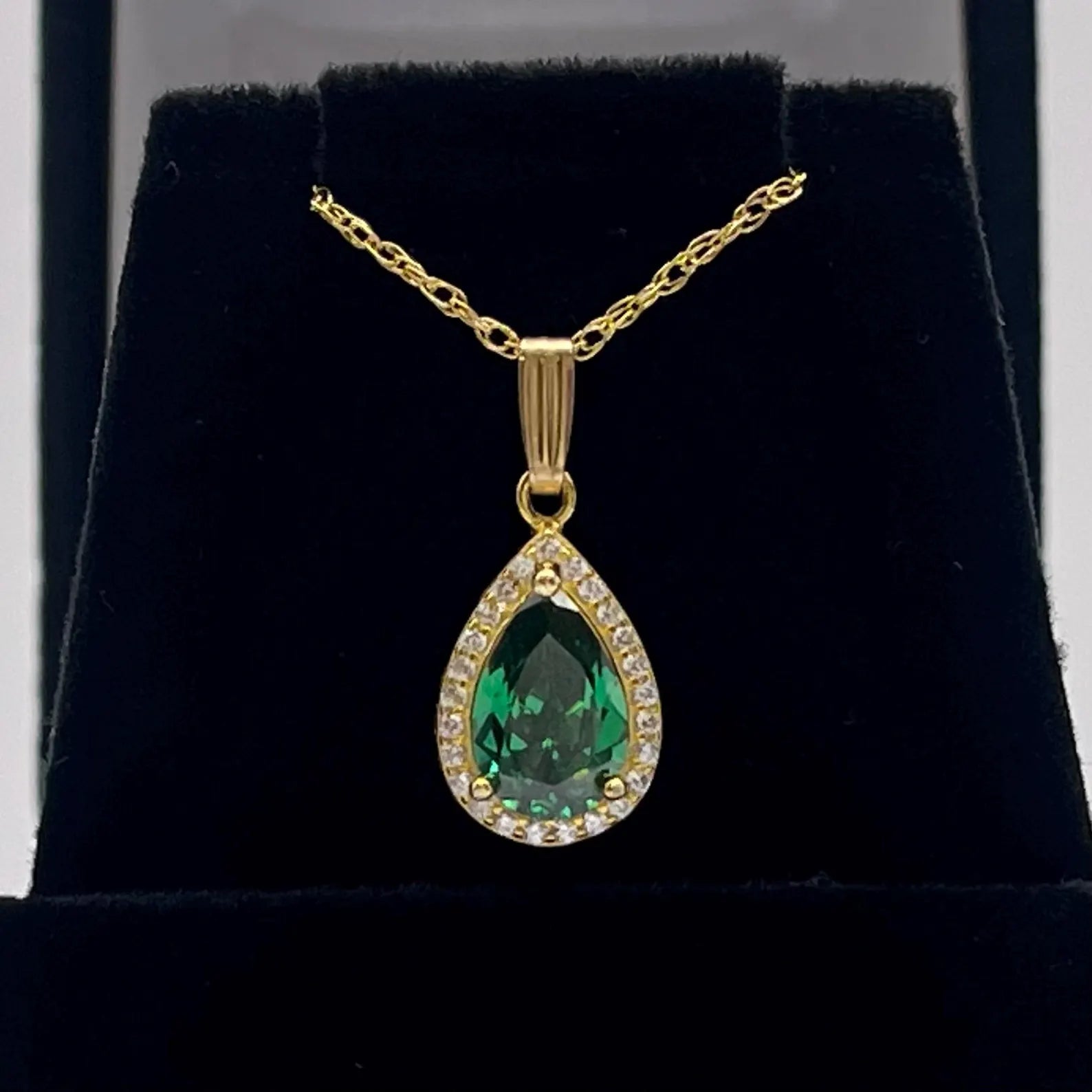 Pear Cut Emerald Necklace EN25 Pear Cut Emerald Necklace EN25