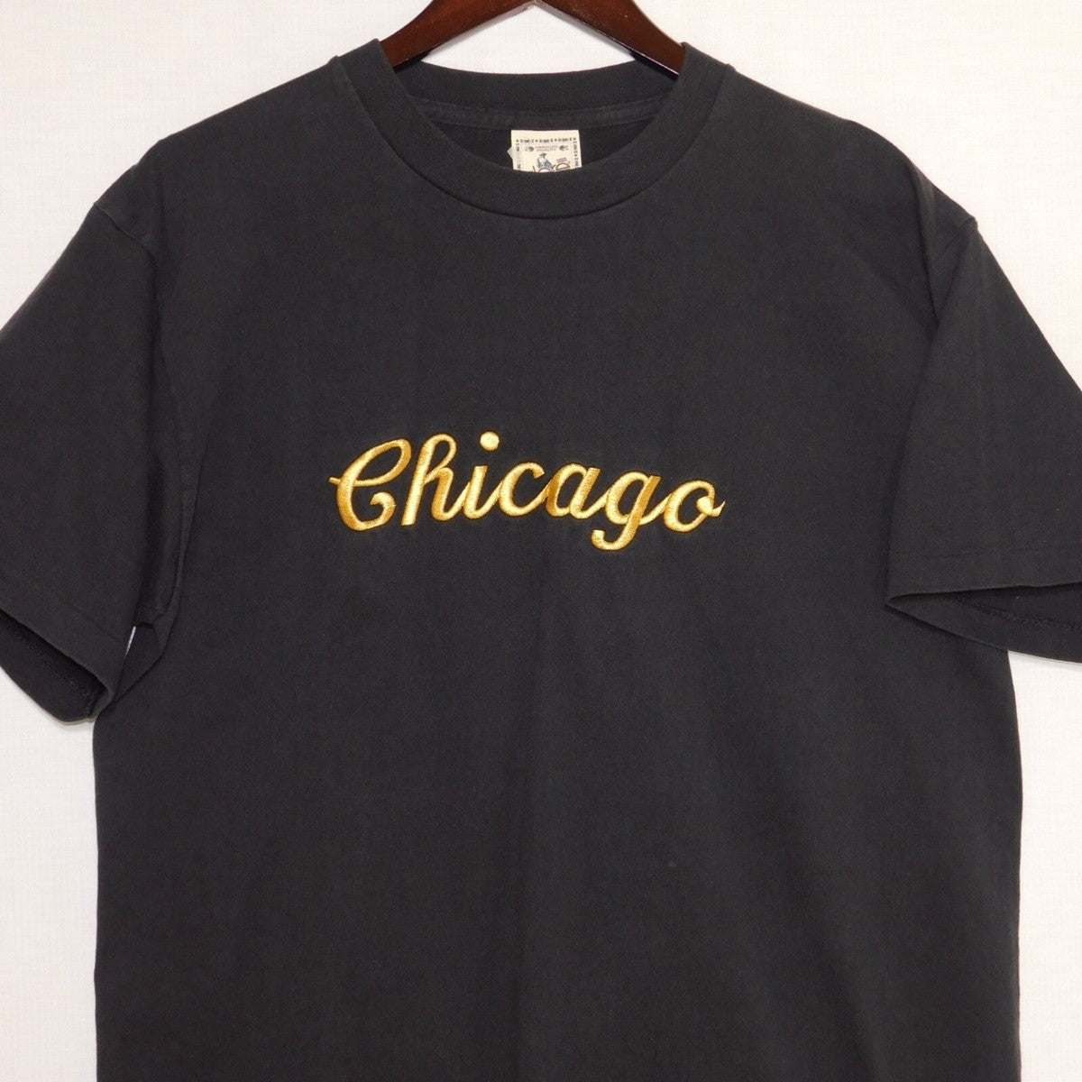 Vintage 1990s Alore Gold Embroidered CHICAGO Single Stitch Black T Shirt L-8989 Vintage 1990s Alore Gold Embroidered CHICAGO Single Stitch Black T Shirt L-8989