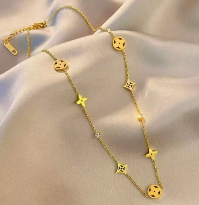 Beautiful Clover Charm Necklace X3903268