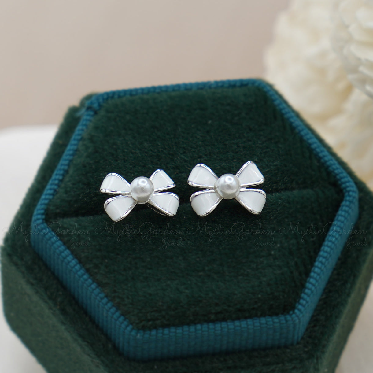 White Pearl Ribbon Earrings W66 White Pearl Ribbon Earrings W66